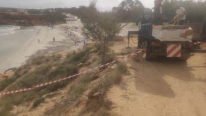 Un camió descarrega material per muntar el quiosc de cala Saona, avui.